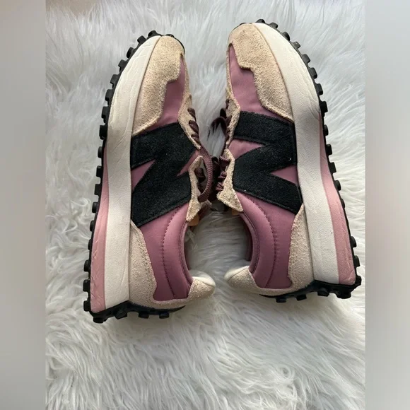New Balance Women's Mauve and Black Sneakers - Picture 5 of 8